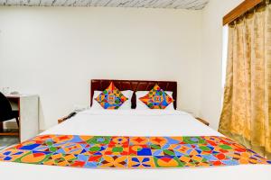 Giường trong phòng chung tại Hotel Omkar & Lodging - phoenix market city