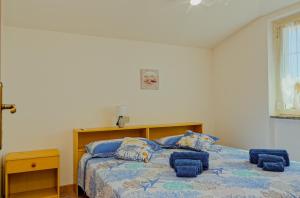 een slaapkamer met een bed met blauwe krukken erop bij Mermaid in Cala Gonone