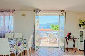 een kamer met een glazen deur naar een balkon bij Mermaid in Cala Gonone