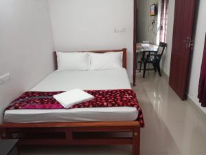 Red Chill Resort في فاغامون: سرير جالس في غرفة