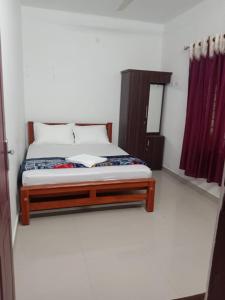 Red Chill Resort في فاغامون: غرفة نوم بها سرير مع كتاب عليها