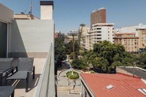 Un balcón con vista a una ciudad en BN SUITES San Francisco, en Alicante