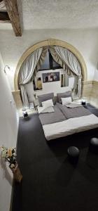 a bedroom with a large bed with an arched ceiling at London Hostel in Dabas