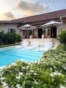Bazén v ubytování Casa Samudra - charming & spacious villa by the sea surrounded by nature nebo v jeho okolí