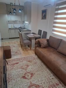 バニャ・コヴィリャチャにあるApartman Banja Koviljaca Iのソファとテーブルのあるリビングルーム