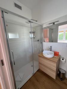 un baño con ducha y lavabo en Tiber Domus Fiumicino - Apt 2, en Fiumicino