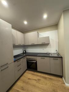 cocina con armarios blancos y suelo de madera en Tiber Domus Fiumicino - Apt 2, en Fiumicino 10 fotos más