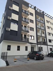バニャ・コヴィリャチャにあるApartman Banja Koviljaca Iの建物前に停車する黒車