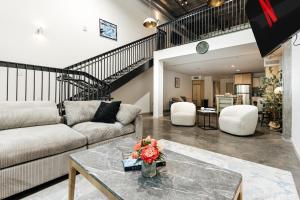 ein Wohnzimmer mit Sofa und Tisch in der Unterkunft Palm & Vine MODERN COZY LOFT in HOLLYWOOD, FREE Parking in Los Angeles
