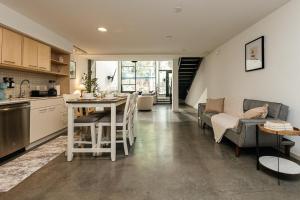 eine Küche und ein Wohnzimmer mit Tisch und Stühlen in der Unterkunft Palm & Vine MODERN COZY LOFT in HOLLYWOOD, FREE Parking in Los Angeles