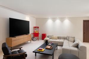 Televisyen dan/atau pusat hiburan di Adytum Villas