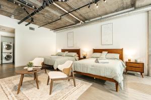 ein Schlafzimmer mit zwei Betten und einem Tisch und Stühlen in der Unterkunft Palm & Vine MODERN COZY LOFT in HOLLYWOOD, FREE Parking in Los Angeles