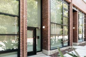 ein Backsteingebäude mit großen Glasfenstern darauf in der Unterkunft Palm & Vine MODERN COZY LOFT in HOLLYWOOD, FREE Parking in Los Angeles