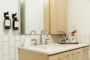 ein Badezimmer mit Waschbecken und Spiegel in der Unterkunft Palm & Vine MODERN COZY LOFT in HOLLYWOOD, FREE Parking in Los Angeles + 91 Fotos