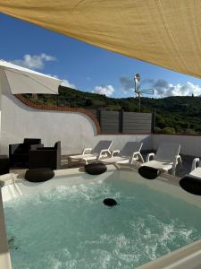 Antica Sorgente villa في أغروبولي: مسبح بكراسي وطاولة ومظلة