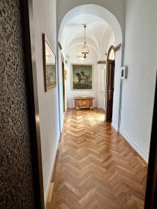 a hallway with white walls and a wooden floor at La casa del Barone in Tocco da Casauria