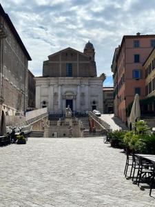 a building with a fountain in the middle of a courtyard at Comfort moderno centro città in Ancona