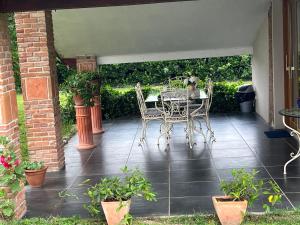 eine Terrasse mit einem Tisch und Stühlen darauf in der Unterkunft Location gîte 4 personnes Mazères - La Petite Maison in Mazères