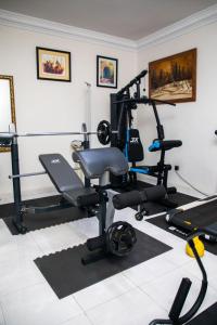 Fitnesa centrs un/vai fitnesa iespējas naktsmītnē Hôtel Texuda