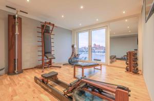 una camera con palestra e vista sull'acqua di Kietz-Idylle - Gemütliche Ferienwohnung mit Balkon und Zugang zu Wellnessbereich a Waren