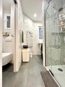 Koupelna v ubytování Exceptional apartment in the heart of Paris + 12 fotografií