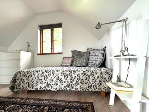 a bedroom with a bed and a window at Genuint hus i Höganäs hamn in Höganäs