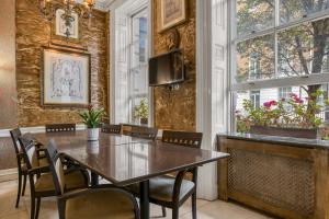 Μια τηλεόραση ή/και κέντρο ψυχαγωγίας στο Opulence Boutique Hotel