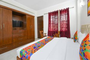 Ένα ή περισσότερα κρεβάτια σε δωμάτιο στο FabHotel Comfy Cottage
