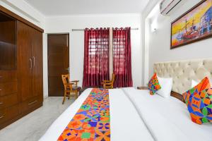 Ένα ή περισσότερα κρεβάτια σε δωμάτιο στο FabHotel Comfy Cottage