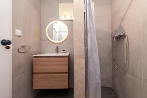 Et badeværelse på Caracol Corner Studio in Lagos + 22 billeder