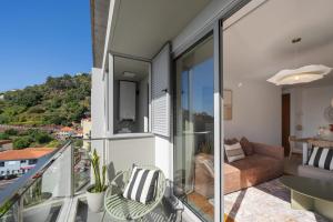 een balkon met uitzicht op een woonkamer bij Wings Apartment II by An Island Apart in Santa Cruz +21 foto's