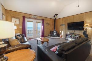 un salon avec des canapés en cuir et une télévision dans l'établissement Mountain Overlook Supercabin, à Rileyville