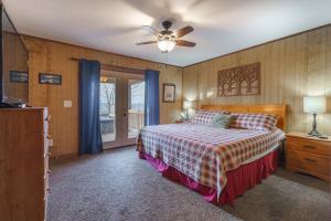 une chambre avec un lit et un ventilateur de plafond dans l'établissement Mountain Overlook Supercabin, à Rileyville