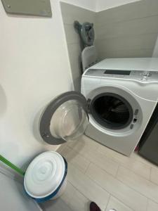 eine Waschmaschine im Bad mit Waschmaschine in der Unterkunft Premium Suite República del Salvador in Quito