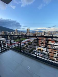 Blick auf die Stadt vom Balkon eines Gebäudes in der Unterkunft Premium Suite República del Salvador in Quito + 3 Fotos