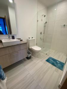 ein Badezimmer mit Dusche, Toilette und Waschbecken in der Unterkunft Premium Suite República del Salvador in Quito