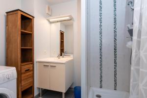 Un pequeño baño con lavabo y ducha. en Residence mer et pins, en Saint-Philibert 11 fotos más