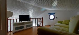 TV a/nebo společenská místnost v ubytování Villa bord de mer - Piscine privée
