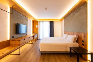 TV a/nebo společenská místnost v ubytování Hotel Corona