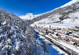 Une petite ville dans la neige sur une montagne dans l'établissement Chalet Regina, à Lanslebourg-Mont-Cenis 5 autres photos