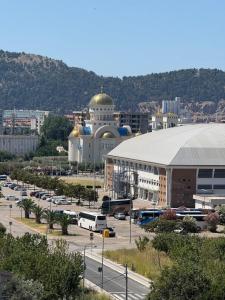 una ciudad con un gran edificio y un aparcamiento en Bar Seaview Escape, en Bar