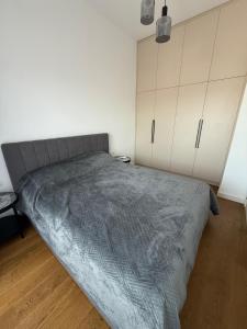 Un dormitorio con una cama con un edredón gris. en Bar Seaview Escape, en Bar