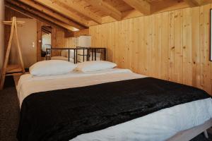 Giường trong phòng chung tại Hidden Retreats Snowpeak Boutique Apartments