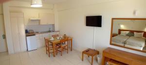 Dapur atau dapur kecil di Mandalena Hotel Apartments