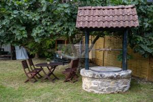 una mesa con sillas y una hoguera en un patio en Llagar De Torretejera By Silastur, en Torretejera