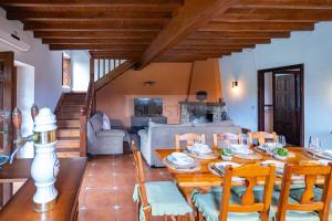 Una sala de estar con una mesa y sillas de madera. en Llagar De Torretejera By Silastur, en Torretejera