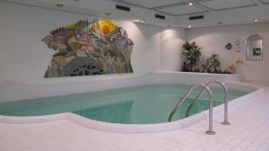 Bazén v ubytování Hotel Germania nebo v jeho okolí