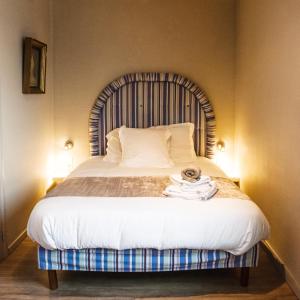 a bedroom with a large bed with a wooden headboard at La marelle in Blaregnies
