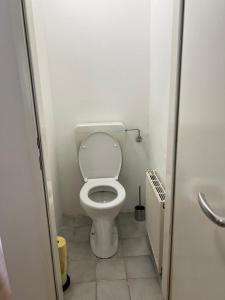 a small bathroom with a toilet in a stall at Stylish 1BR City Apartment for 5, Great Location in Vienna