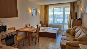 Kuchyň nebo kuchyňský kout v ubytování SB Rentals Apartments in Royal Dreams Complex